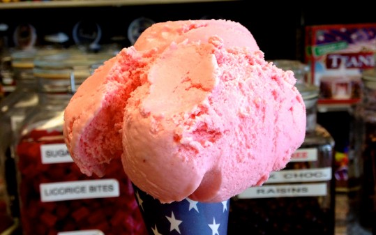 Strawberry Ice Cream - Bischoff's