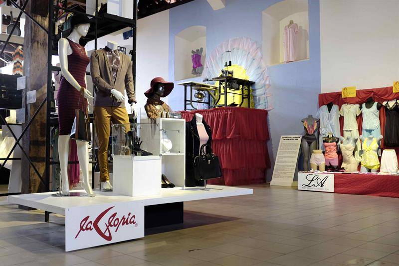 El diseño de escaparates y vestíbulos de comercios con más de 50 años de historia destacan en una obra que busca reflejar las bellezas del paisaje urbano que muchas veces pasa desapercibido en el trajín de la capital. EFE