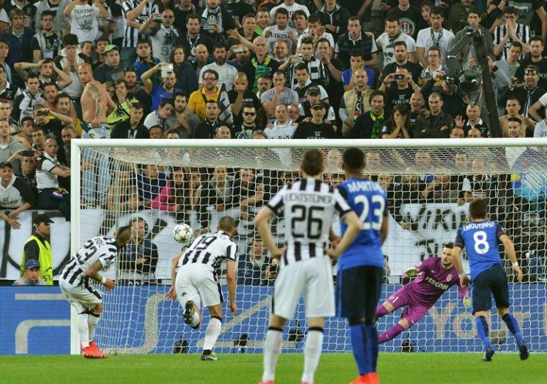 Vidal anota de penal y acerca a la Juventus a las ‘semis’ de la ‘Champions’