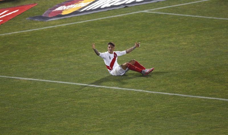 Paolo Guerrero, figura de Perú, molesto con el arbitraje del venezolano Argote