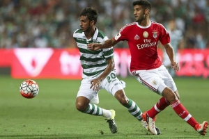 El costarricense Bryan Ruiz (i) se quita la marca del argentino del Benfica, Lisandro López. Agencia EFE.