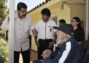 El expresidente de Cuba, Fidel Castro (D), celebrando su 89 cumpleaños acompañado por sus aliados de Venezuela, Nicolás Maduro (i), y de Bolivia, Evo Morales (C), en La Habana. Agencia EFE.