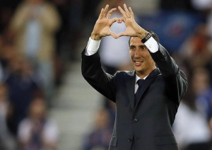 El "Fideo" Ángel Di María hace su característico corazón, en un saludo a la hinchada del PSG. Agencia EFE.