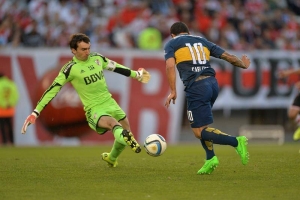 El jugador de Boca Juniors, Carlos Tévez (d), intenta driblar al guardameta riverplatense Marcelo Barovero (i). Agencia EFE.