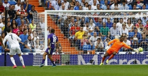 El delantero portugués del Real Madrid, Cristiano Ronaldo (i), intenta superar al portero camerunés del Málaga Carlos Kameni (d) en partido de la sexta jornada de liga en Primera División. Agencia EFE.