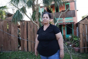 Ester Ríos de la comunidad de Francisco Villa posa junto a su casa destruida por el paso del Huracán Patricia. Agencia EFE. 