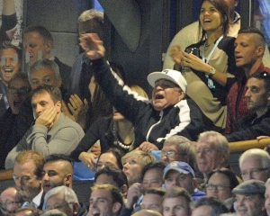 El astro Diego Armando Maradona (c) alentando a los Pumas en el estadio de Twickenham. Agencia EFE.
