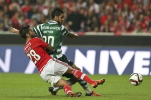 El tico Bryan Ruiz (d) le convierte un gol al Benfica. Agencia EFE.