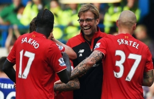 El técnico alemán del Liverpool, Jürgen Klopp (c), festeja con Martin Skrtel (d) y Mamadou Sakho el triunfo ante elChelsea. Agencia EFE.