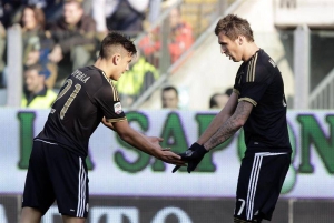 Dybala (i) y Mandzukic, de la Juventus.