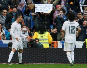 Cristiano Ronaldo (i) celebra un gol ante la Real Sociedad.