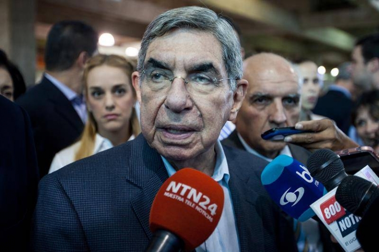 Crítica al expresidente Oscar Arias