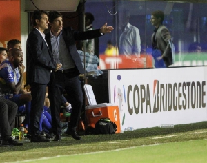 El entrenador de Boca Juniors, Guillermo Barros Schelotto (i), y su asistente Gustavo Barros Schelotto (2i), observan las acciones ante Racing. Agencia EFE.