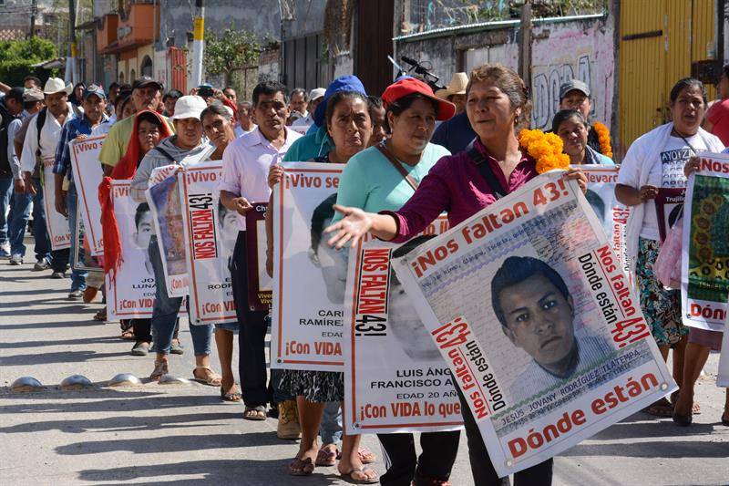 Familiares y amigos de los 43 estudiantes desaparecidos de Ayotzinapa. Archivo/.