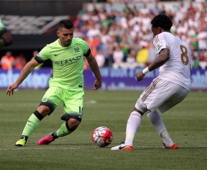 El argentino Sergio "Kun" Agüero (i) durante el partido ante el Swansea. Agencia EFE.