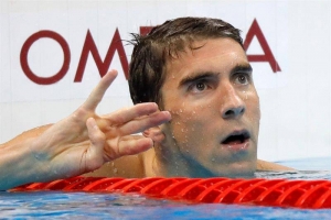 El estadounidense Michael Phelps celebra su medalla de oro en la final de la categoría masculina de los 200 metros combinado. Agencia EFE.