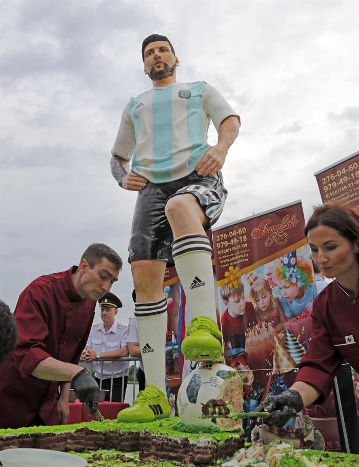 Bronnitsy Degusta Un Messi Gigante De Chocolate Por Su 31 Cumpleanos Diario Digital Nuestro Pais