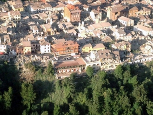Imagen facilitada por la Brigada de Bomberos de Italia de una vista aérea de los edificios derrumbados en Amatrice, en el centro de Italia. EFE