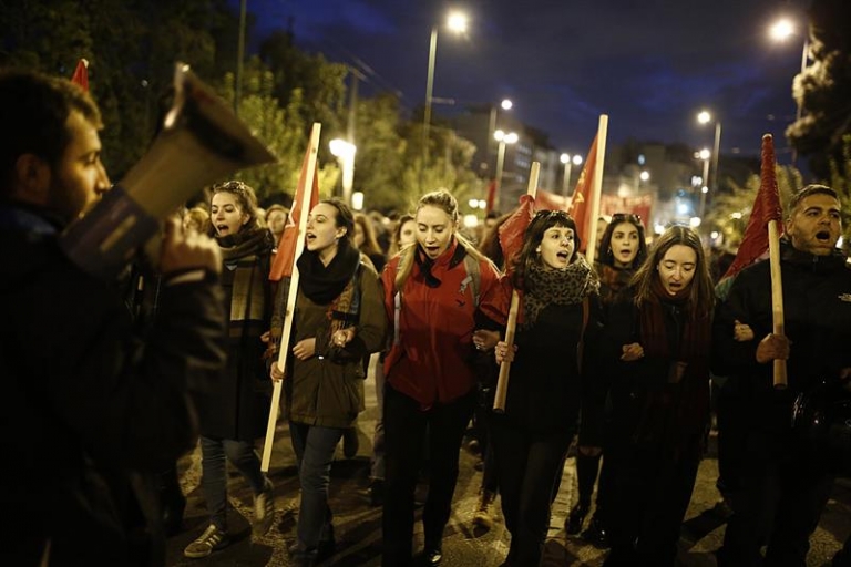 Miles de personas marchan en Atenas para conmemorar las protestas estudiantiles contra la dictadura en 1973