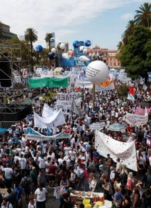Manifestantes participan de la Marcha Federal Educativa. EFE