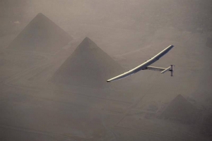Fotografía facilitada por Solar Impulse 2 que muestra el avión solar Solar Impulse II, pilotado por el suizo Andre Borschberg, mientras sobrevuela las pirámides de Giza (Egipto) hoy, 13 de julio de 2016, antes de aterrizar en El Cairo. El aparato aterrizóen el aeropuerto internacional de El Cairo a las 07.10 hora local (05.10 GMT) en su última escala antes de partir hacia Abu Dabi, donde tiene previsto completar su hazaña en los próximos días. EFE