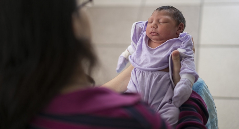Madres de bebés afectados por el zika luchan contra la pobreza y la desesperación en Brasil