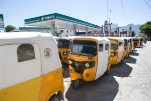 Decenas de transportes locales bloquean hoy, lunes 9 de enero de 2017, las estaciones distribuidoras de gasolina en el estado de Oaxaca (México). EFE
