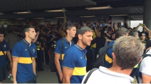 Recibimiento de los hinchas al Club Atlético Boca Juniors en el Aeropuerto Internacional Juan Santamaría. Foto @BocaJrsOficial
