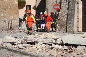 Bomberos evacuan habitantes de Norcia, Italia, a causa del terremoto de magnitud 6,6. EFE