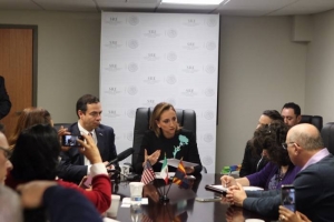 Canciller de México, Claudia Ruiz Massieu, con periodistas en Tucson, Arizona, EEUU. Cortesía