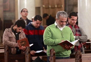 Católicos coptos en la Catedral de San Pedro y San Pablo, El Cairo, Egipto. EFE