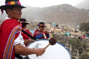 Músicos acompañan a familiares que visitan tumbas hoy, martes 1 de noviembre del 2016, en el cementerio de Nueva Esperanza, de 60 hectáreas, en el populoso distrito de Villa María del Triunfo en Lima (Perú). EFE