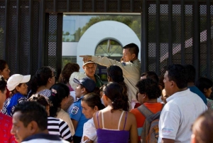 - Un guarda de seguridad indica el orden de la fila para ingresar este 6 de diciembre de 2016 durante el proceso de visado a turistas y migrantes en el consulado de Costa Rica en Managua. EFE
