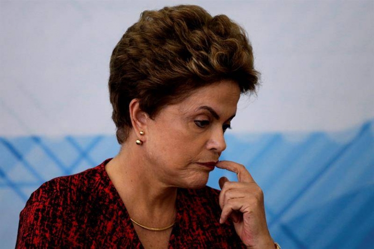 Rousseff asegura que luchará hasta el «último minuto del segundo tiempo»