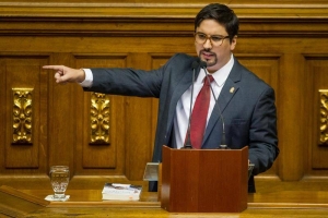 El diputado por la coalición opositora Mesa de la Unidad Democrática (MUD) Freddy Guevara, participó este lunes en una sesión de la Asamblea Nacional para pedir la destitución de Nicolás Maduro. EFE