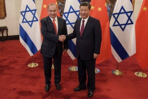 El Presidente Xi Jinping saluda al primer ministro de Israel, Benjamín Netanyahu. EFE