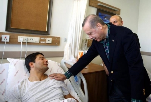 El Presidente de Turquía, Recep Tayipp Erdogan, visita policías heridos en atentado. EFE