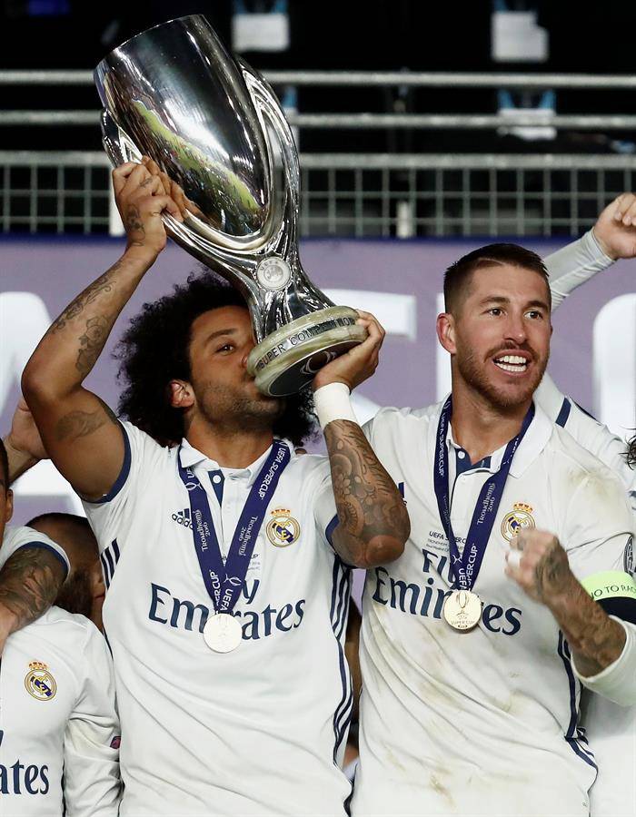 El jugador del Real Madrid Marcelo (i) levanta el trofeo ante Sergio Ramos, al término de la final de la Supercopa de Europa 2016 ante el Sevilla disputada esta noche en el estadio de Lerkendal, en la ciudad noruega de Trondheim. EFE