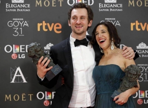 El actor y realizador Raúl Arévalo y la productora Beatriz Bodegas posan con los premios a "Mejor Director Novel" y "Mejor Película", respectivamente, por su trabajo en "Tarde para la ira". EFE