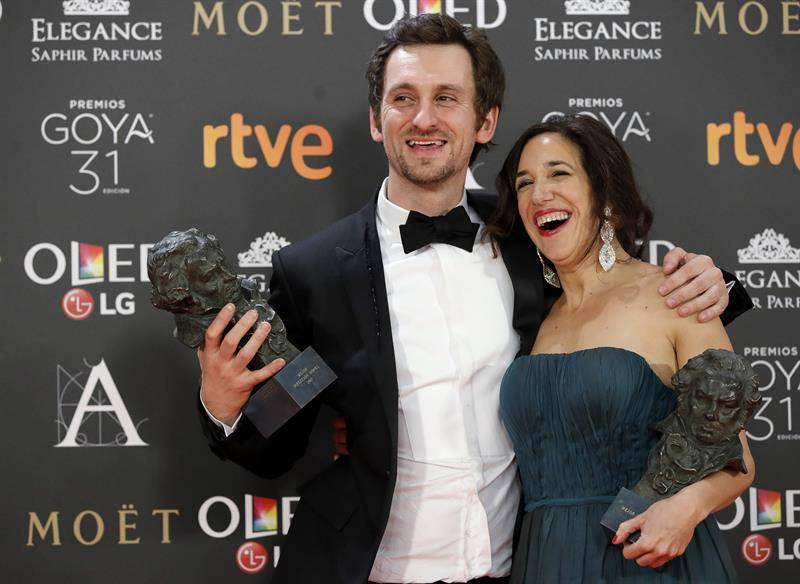 El actor y realizador Raúl Arévalo y la productora Beatriz Bodegas posan con los premios a "Mejor Director Novel" y "Mejor Película", respectivamente, por su trabajo en "Tarde para la ira". EFE