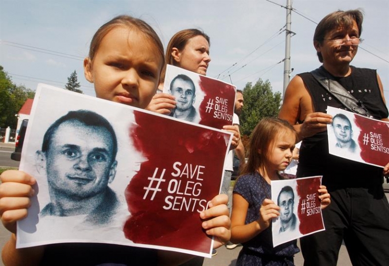 Sentsov cumple 100 días de huelga de hambre entre demandas de su liberación