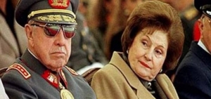 El dictador Pinochet y su esposa Lucia. Archivo