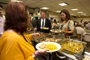 El ministro de Agricultura de Brasil, Blairo Maggi (i), se dispone a almorzar en un restaurante público en el Ministerio de Agricultura en Brasilia. EFE