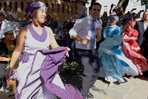 El nuevo gobernador de Puerto Rico, Ricardo Rosselló (c), baila bomba tras el acto de juramentación hoy lunes 2 enero de 2016, en el Capitolio en San Juan. EFE