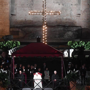 El papa durante la procesión del Viernes Santo en Roma. EFE