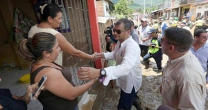 El presidente Rafael Correa recorrió este martes las zonas de Manabí afectadas por las inundaciones. Foto Presidencia