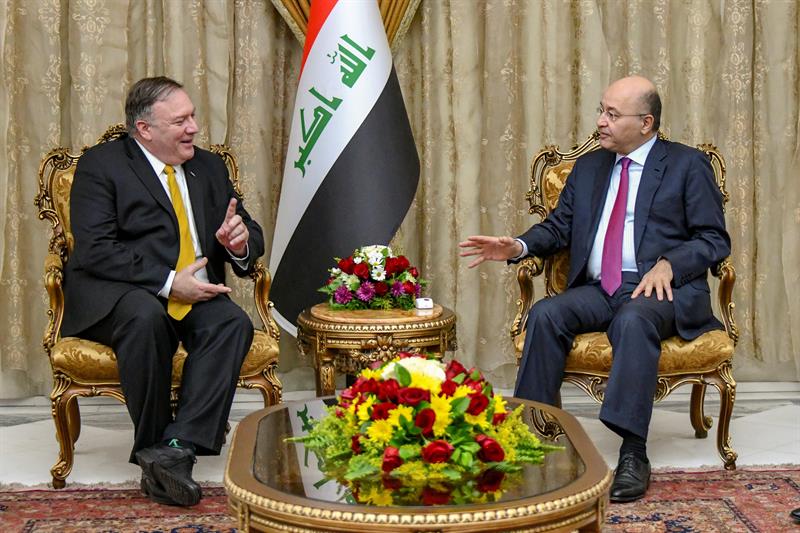 El presidente iraquí, Bahram Salih, conversa con el secretario de Estado estadounidense, Mike Pompeo (i), durante su reunión en Bagdad. EFE