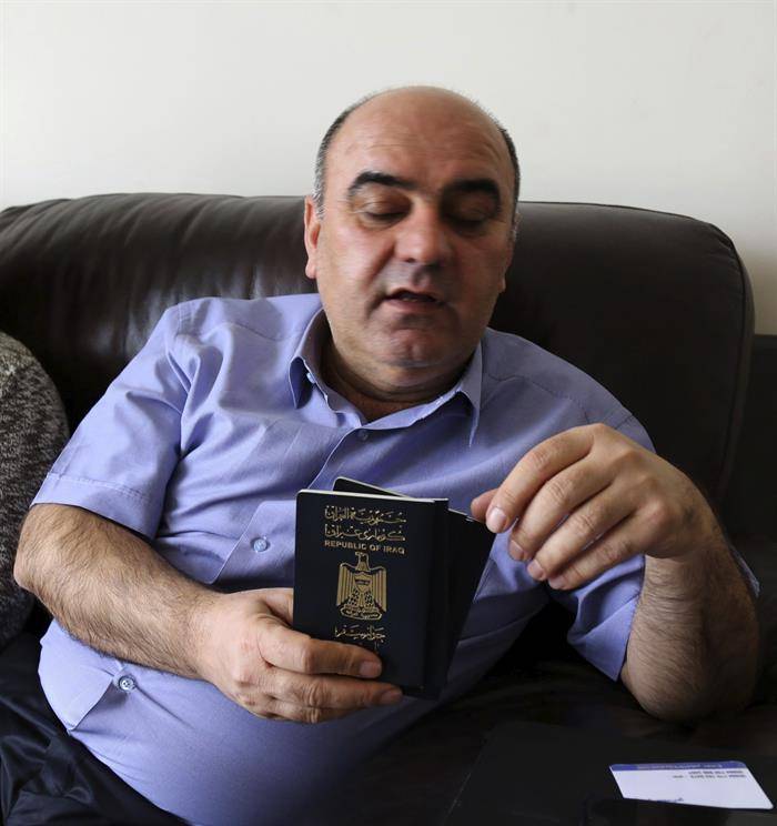 Fraud Sharif (d), de 51 años, enseña su pasaporte en su residencia en Erbil, la capital de la Región Autónoma Kurda, al norte de Irak, hoy 31 de enero de 2017. EFE.