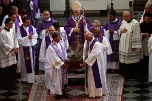 El cardenal Odilo Pedro Scherer (c), actual arzobispo de Sao Paulo, durante la celebración de ceremonia de despedida del cardenal y arzobispo emérito de Sao Paulo, Paulo Evaristo Arns. EFE