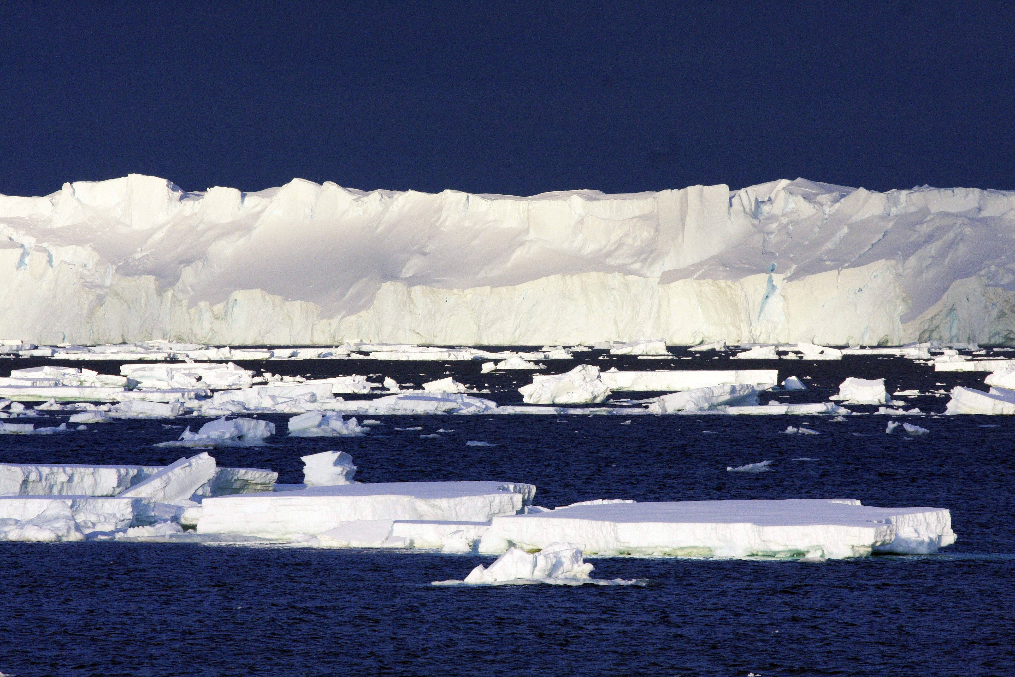Антарктические широты. Ледник Ронне Фильхнера. Таяние ледников глобальное потепление. Таяние ледников в Антарктиде. Ледниковый щит Антарктиды.